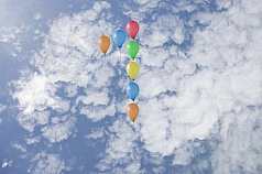 Jubiläumszahl 1 aus Luftballons vor Wolken