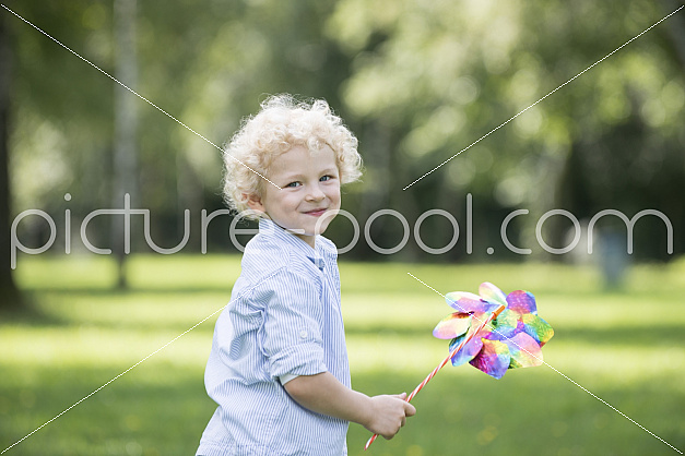 kleiner Junge mit Windrad