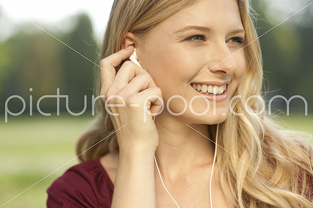 junge Frau hört Musik