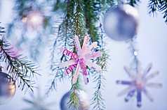 Geldsterne an Weihnachtsbaum mit Kugeln