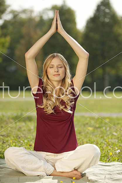 junge Frau macht Yoga im Park