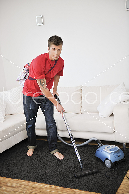 junger Mann mit Tasche saugt 