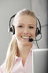 junge Frau trägt Headset