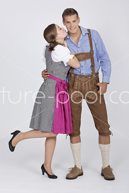 Junges Pärchen in Dirndl und Lederhose