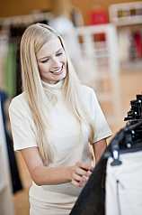 junge blonde Frau beim Shoppen in der Boutique