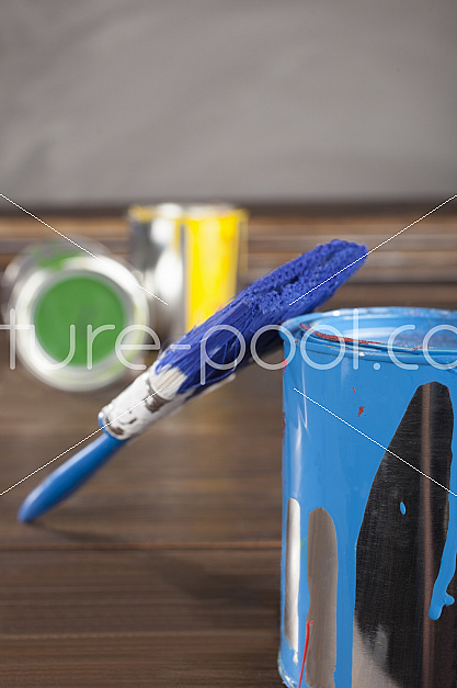 Farbtopf mit Pinsel