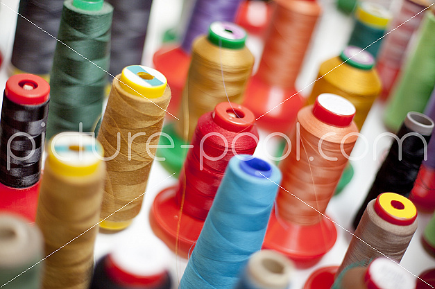 Bunte Garnspulen