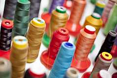Bunte Garnspulen