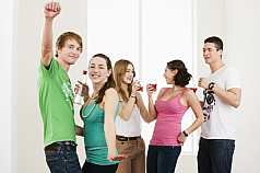 Fünf Teenager feiern und trinken Alkohol