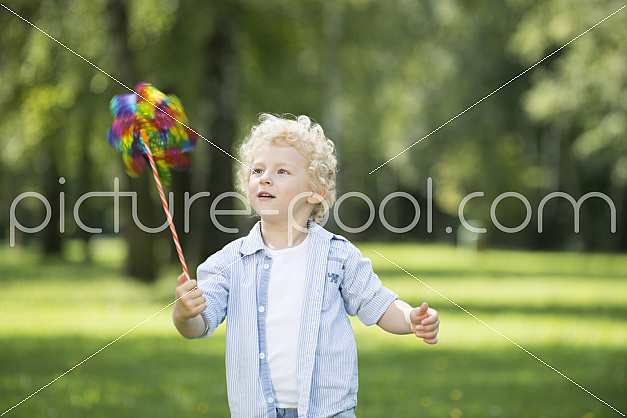 kleiner Junge mit Windrad