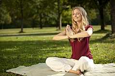 junge Frau macht Yoga im Park