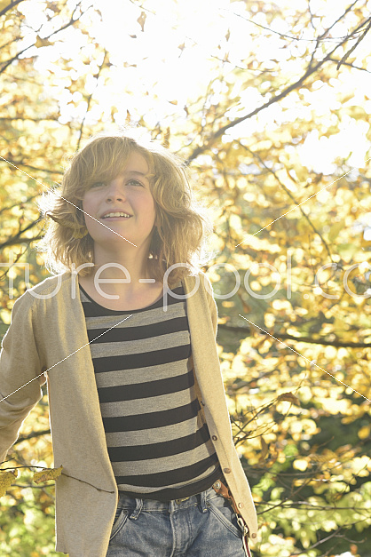 junges Mädchen im Herbst