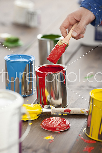 Hand mit Pinsel und bunten Farben
