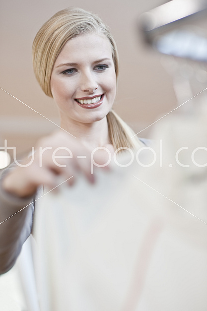 junge blonde Frau beim Shoppen in der Boutique