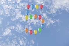 Jubiläumszahl 5 aus Luftballons vor Wolken