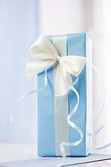 Blaues Geschenk mit Schleife und Kuvert