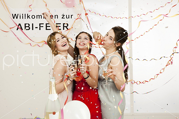Drei junge Frauen auf Abifeier