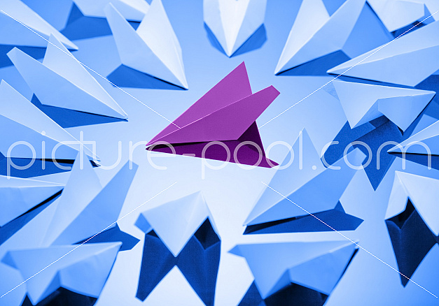 Origami, Flieger aus Papier gefaltet