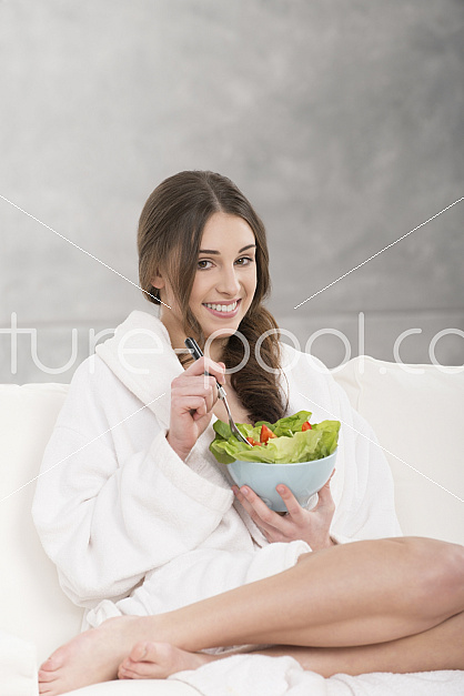 junge Frau isst Salat 