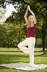 junge Frau macht Yoga im Park