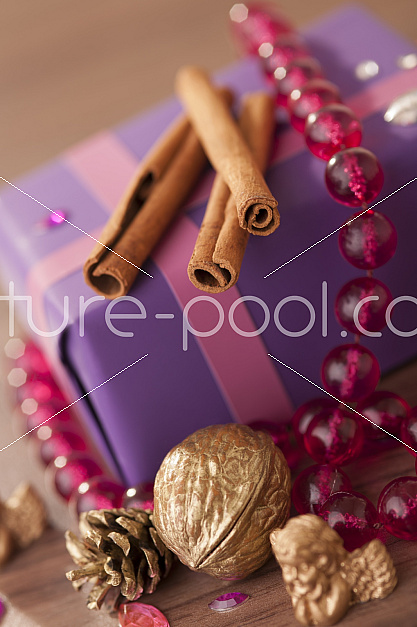 Geschenkpakete weihnachtlich mit Zimtstangen
