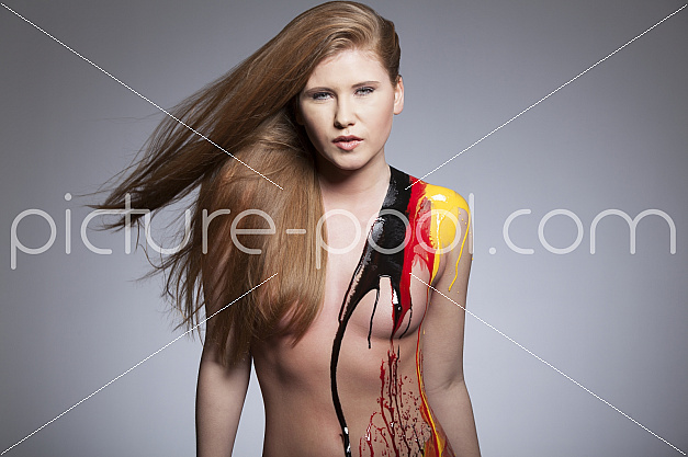 junge Frau mit gelber, roter und schwarzer Farbe