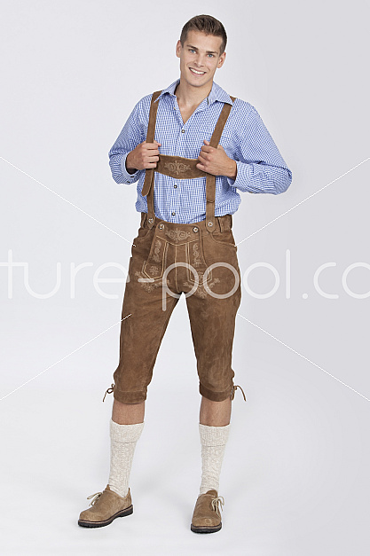 Junger Mann in Lederhose