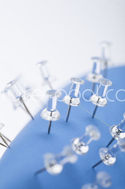 Pins auf blauem Untergrund