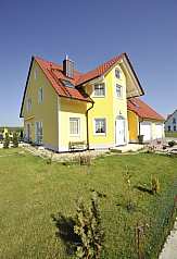 gelbes Einfamilienhaus, Garten